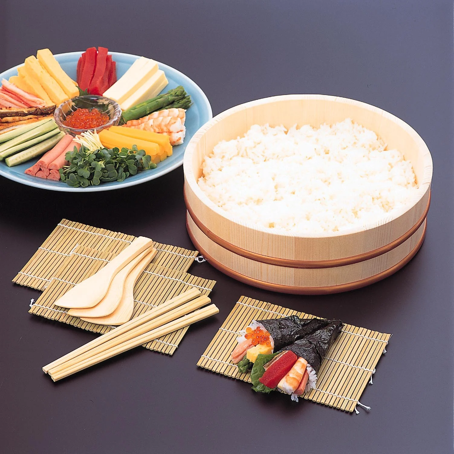 Set Temakizushi avec récipient a riz, 3 nattes a sushi et 3 spatules à riz, 3 baguettes - Image 3