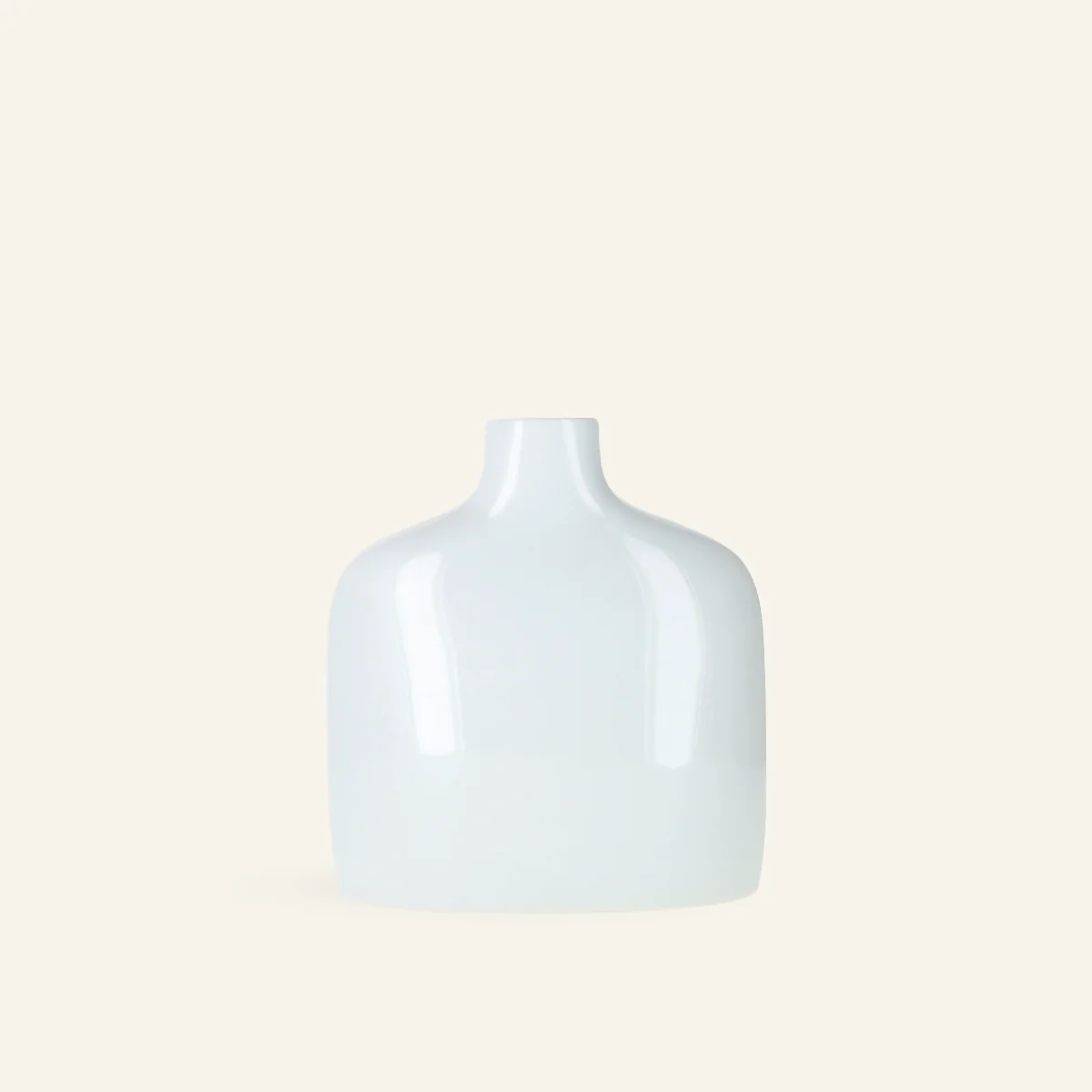 Vase blanc en porcelaine Hasamiyaki - Image 3