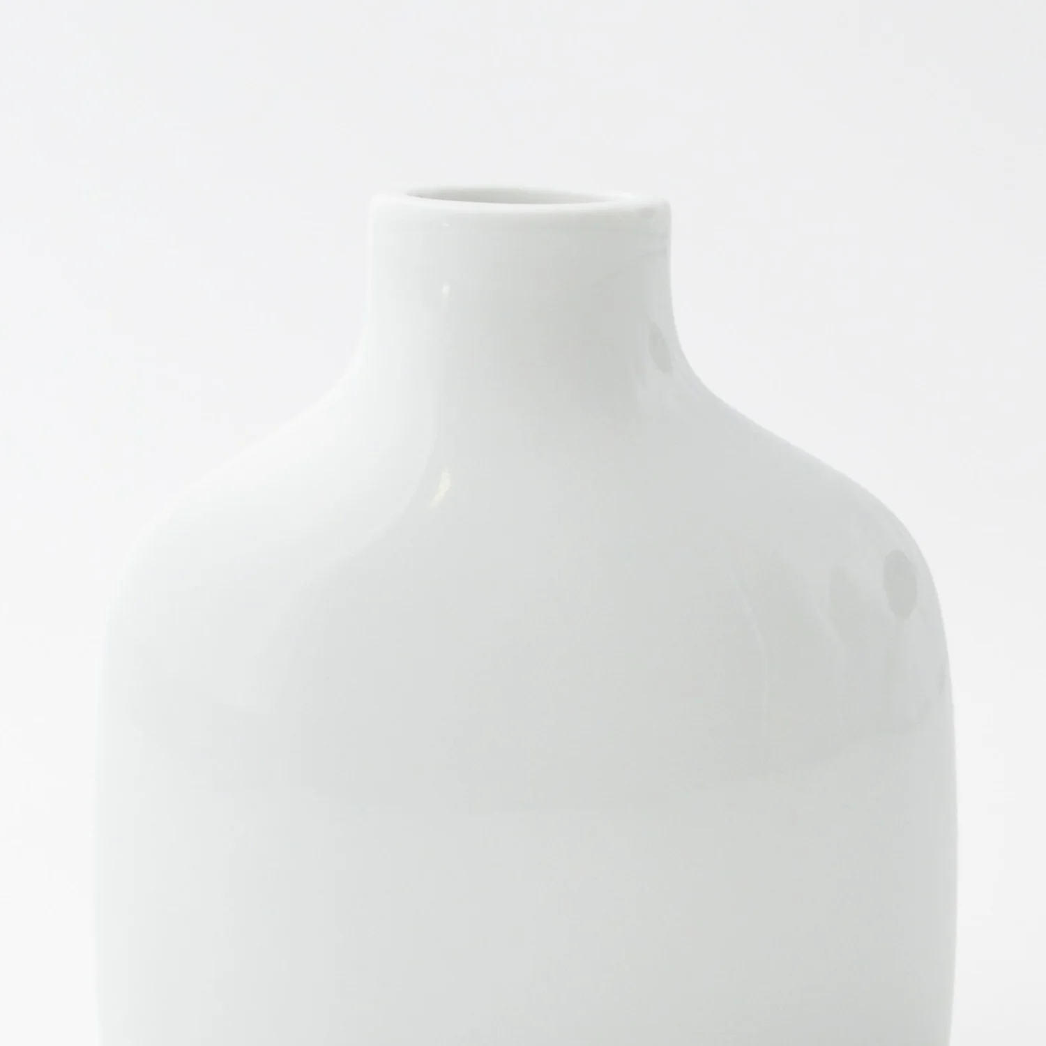 Vase blanc en porcelaine Hasamiyaki - Image 9