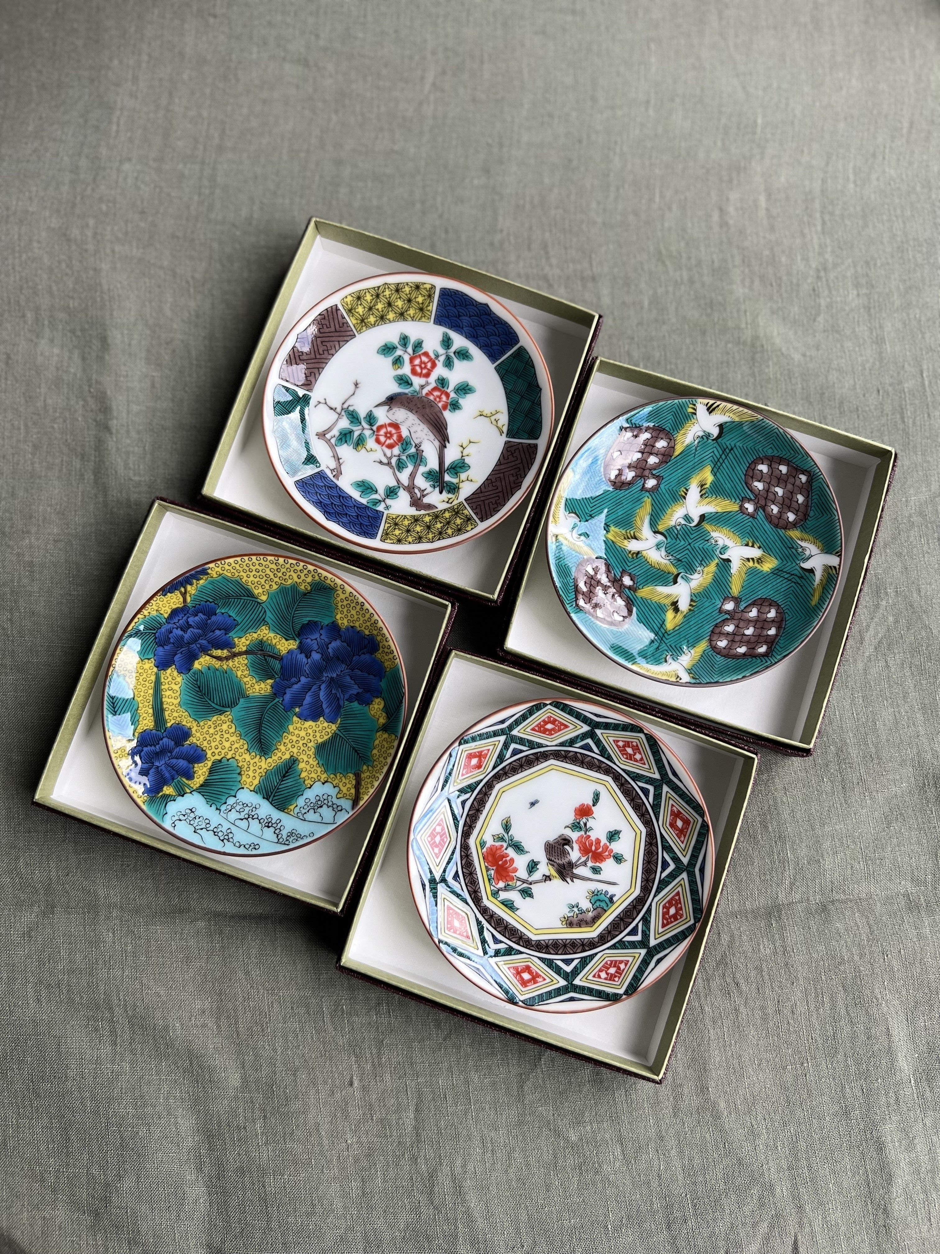 Petite assiette en porcelaine Kutaniyaki "Tsuru" - Image 3