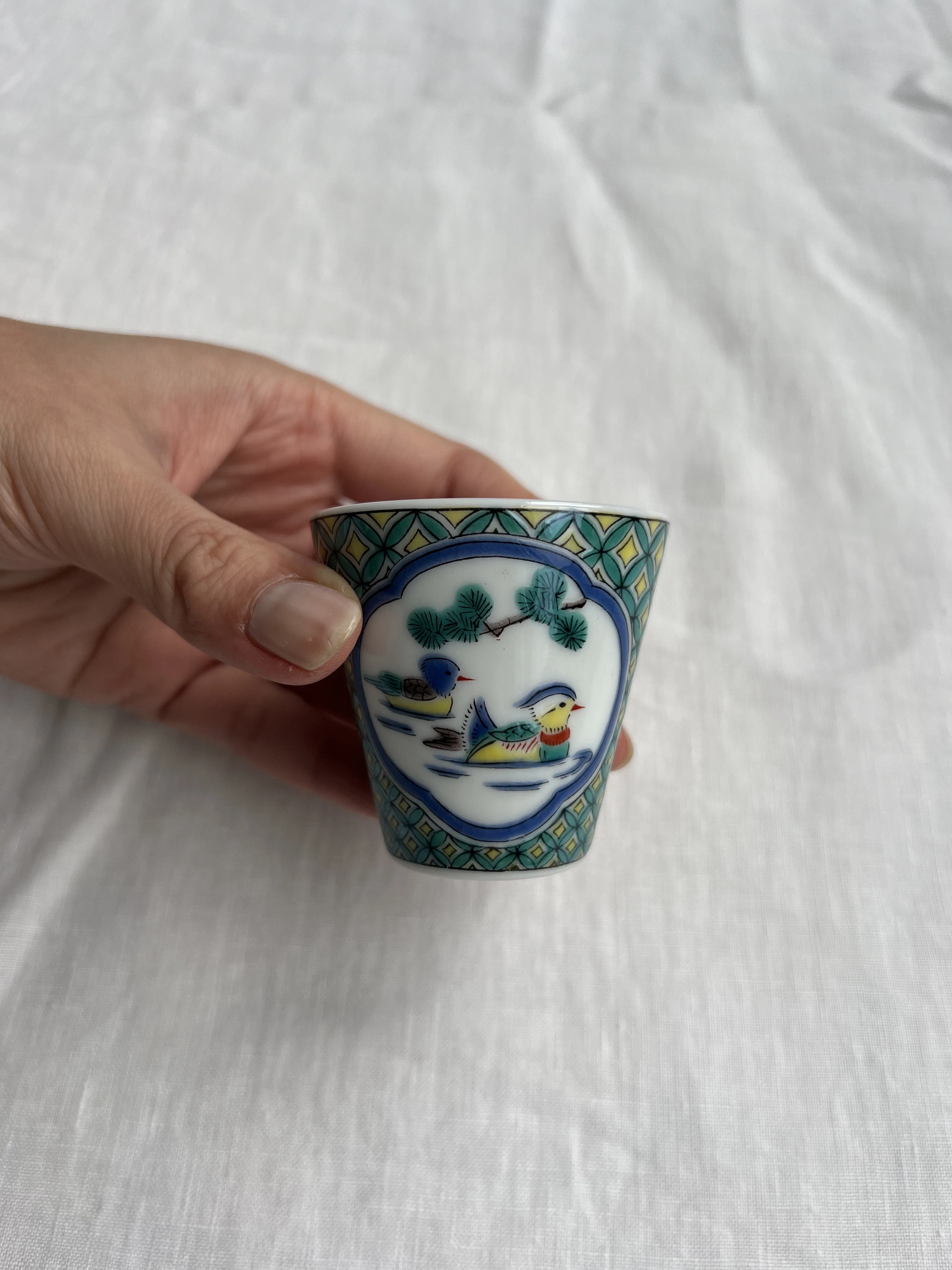 Verre à saké en porcelaine Kutaniyaki "Oshidori" - Image 3