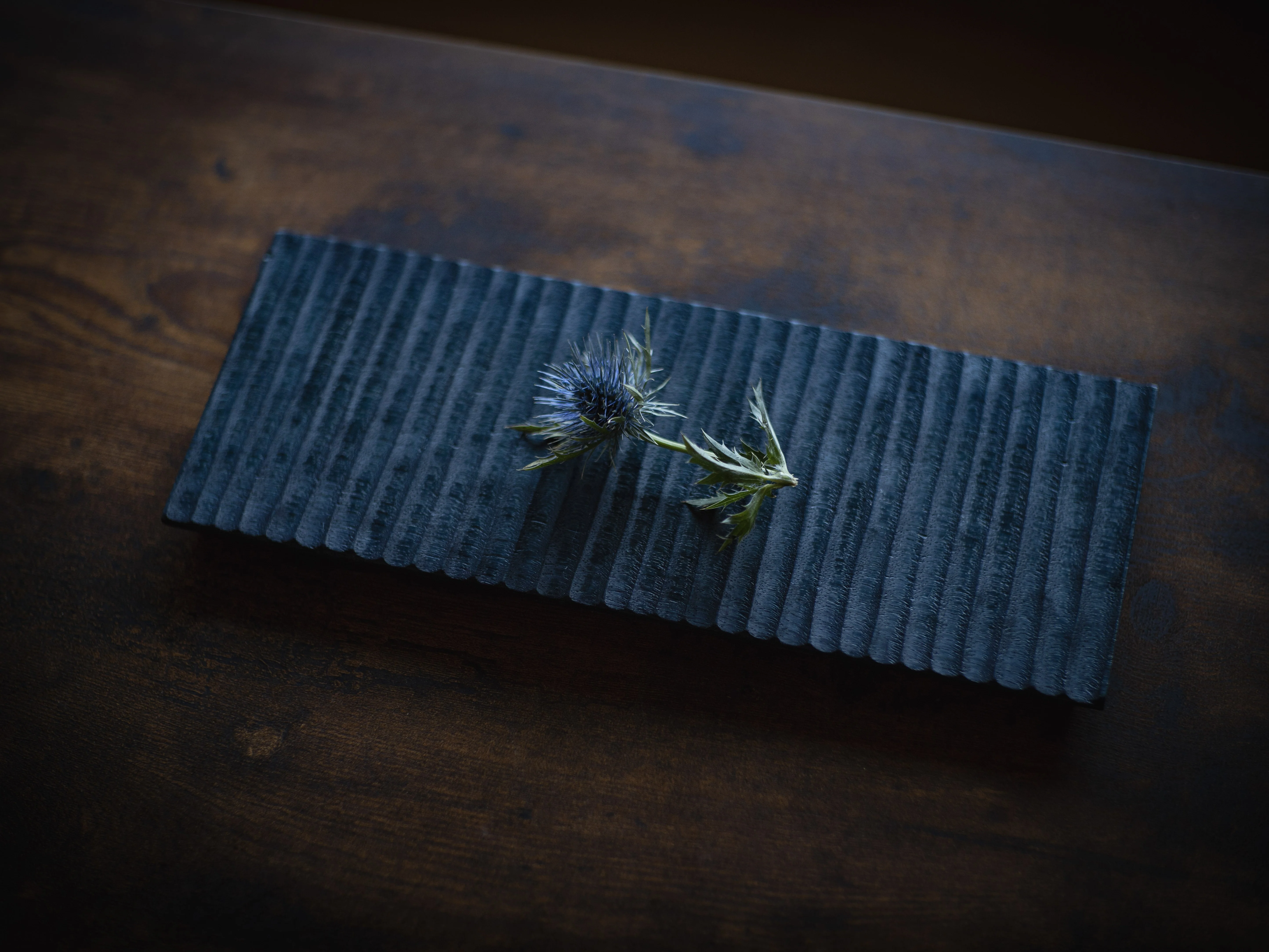 Plat chêne strié teint à l'indigo - Image 11